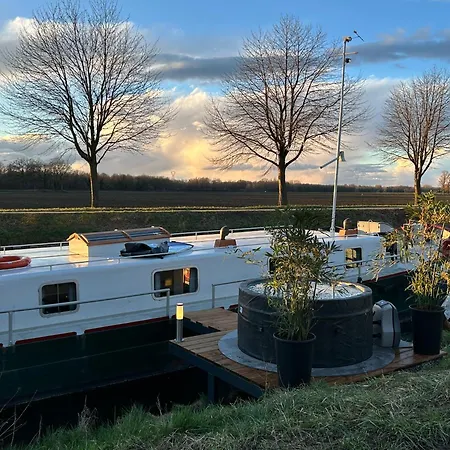 Au Fil De L'eau Et Botel